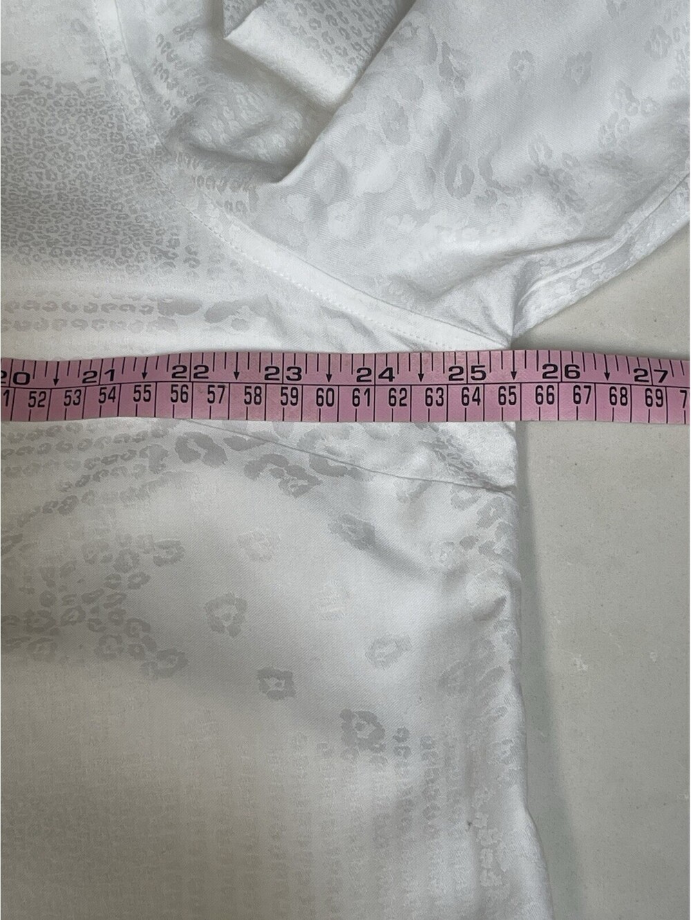 Chicos size 4 Women’s White 100% Cotton White On White Cheetah Print Shirt 48-50 - Picture 7 of 7